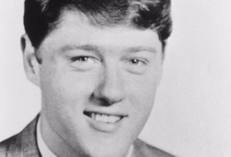 Clinton đã từng giành học bổng để theo học Đại học Oxford, rồi sau đó học luật tại Đại học Yale.