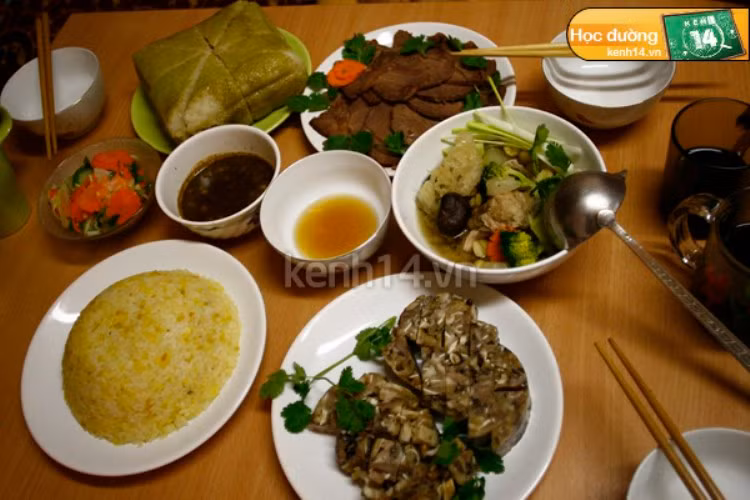 Một mâm đồ ăn Việt tự "lăn xuống bếp" của các bạn sinh viên.