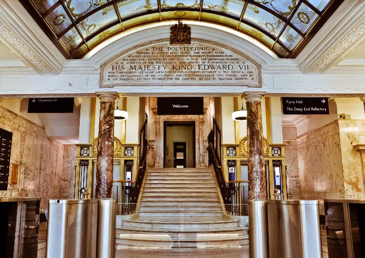 9. University of Westminster (London, Anh). Mức học phí 17000 $/ năm với những cái tên nổi bật của làng thời trang: Vivienne Westwood, Christopher Bailey, Michael Herz, Stuart Vevers (Mulberry, Loewe), Katie Hillier, Sophie Dean 9. University of Westminster (London, Anh). Mức học phí 17000 $/ năm với những cái tên nổi bật của làng thời trang: Vivienne Westwood, Christopher Bailey, Michael Herz, Stuart Vevers (Mulberry, Loewe), Katie Hillier, Sophie Dean