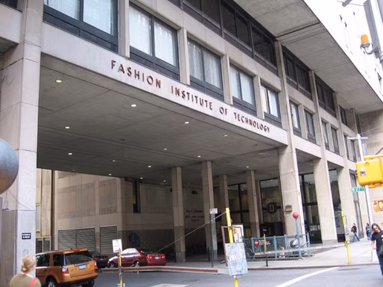 5. Fashion Institute of Technology (Đại lộ số 7, Đại lộ danh vọng của ngành thời trang, New York, Hoa Kỳ) . Với khoảng 10.000 sinh viên, 5 khoa và hơn 30 chuyên ngành. Những tên tuổi làm rạng danh nhà trường gồm: Reem Acra, Francusco Costa, Nina Garcia (Elle), Carolina Herrera, Calvin Klein, Michael Kors, Ralph Rucci. Học phí $13.000/năm. 5. Fashion Institute of Technology (Đại lộ số 7, Đại lộ danh vọng của ngành thời trang, New York, Hoa Kỳ) . Với khoảng 10.000 sinh viên, 5 khoa và hơn 30 chuyên ngành. Những tên tuổi làm rạng danh nhà trường gồm: Reem Acra, Francusco Costa, Nina Garcia (Elle), Carolina Herrera, Calvin Klein, Michael Kors, Ralph Rucci. Học phí $13.000/năm.