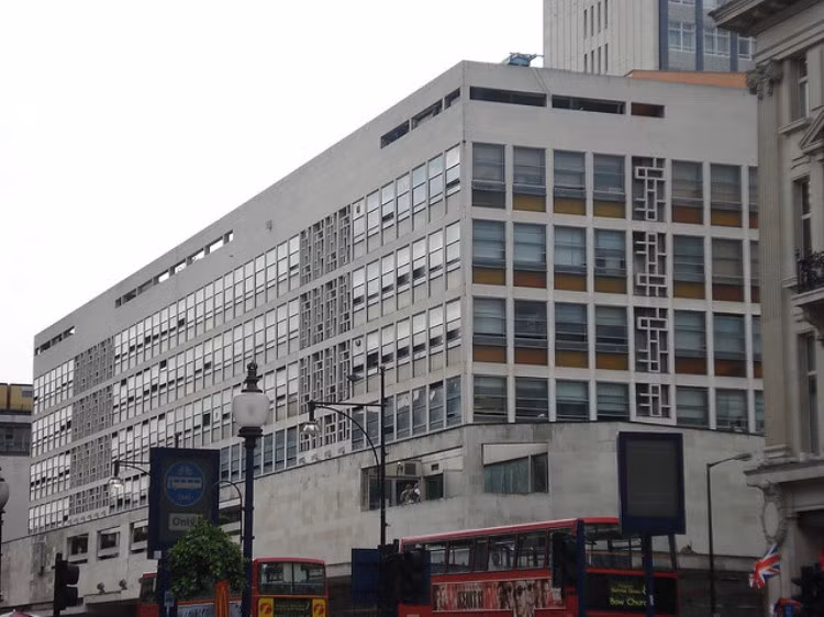10. London College of Fashion (London, Anh). Đây là ngôi trường được biết đến nhờ những chương trình đào tạo stylist, nhà báo và nhà thiết kế chuyên về lĩnh vực giày. Sinh viên “con cưng” có thể kể tới Jimmy Choo. Học phí là $20.000/năm. 10. London College of Fashion (London, Anh). Đây là ngôi trường được biết đến nhờ những chương trình đào tạo stylist, nhà báo và nhà thiết kế chuyên về lĩnh vực giày. Sinh viên “con cưng” có thể kể tới Jimmy Choo. Học phí là $20.000/năm.