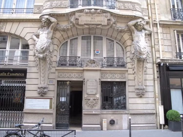 6. Ecole De La Chambre Syndicale (Paris, Pháp) Có sĩ số 240 sinh viên và mức học phí $14.000/năm. Nhà thiết kế thành công có Andre Courreges, Issey Miyake, Valentino, Yves Saint Laurent, Nicole Miller. 6. Ecole De La Chambre Syndicale (Paris, Pháp) Có sĩ số 240 sinh viên và mức học phí $14.000/năm. Nhà thiết kế thành công có Andre Courreges, Issey Miyake, Valentino, Yves Saint Laurent, Nicole Miller.