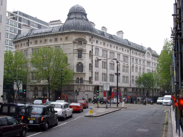 1. Central St. Martins College of Art and Design (London, Anh). Tại đây, bạn có thể theo học các ngành học liên quan đến Mỹ thuật, Thiết kế thời trang và vải, Đồ họa, Truyền thông, Biểu diễn. Sinh viên tiêu biểu của ngôi trường được thành lập từ năm 1989 này là Stella MacCartney, John Galliano, Alexander McQueen, Phoebe Philo, Paul Smith. Học phí trung bình 20.000 – 25.000 $/năm. 1. Central St. Martins College of Art and Design (London, Anh). Tại đây, bạn có thể theo học các ngành học liên quan đến Mỹ thuật, Thiết kế thời trang và vải, Đồ họa, Truyền thông, Biểu diễn. Sinh viên tiêu biểu của ngôi trường được thành lập từ năm 1989 này là Stella MacCartney, John Galliano, Alexander McQueen, Phoebe Philo, Paul Smith. Học phí trung bình 20.000 – 25.000 $/năm.