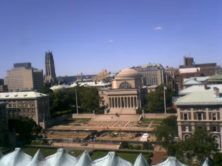 Columbia là học viện cấp cao lâu đời nhất tại tiểu bang New York. Được thành lập và ban đặc quyền dưới tên King's College vào năm 1754, Columbia là trường lâu đời thứ sáu tại Hoa Kỳ căn cứ theo năm thành lập, và thứ năm căn cứ theo năm được trao hiến chương. Columbia là học viện cấp cao lâu đời nhất tại tiểu bang New York. Được thành lập và ban đặc quyền dưới tên King's College vào năm 1754, Columbia là trường lâu đời thứ sáu tại Hoa Kỳ căn cứ theo năm thành lập, và thứ năm căn cứ theo năm được trao hiến chương.