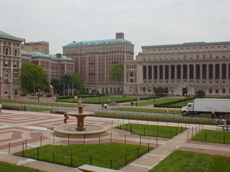 Quỹ tài trợ và tài chính dành cho nghiên cứu hàng năm của Columbia thuộc vào loại lớn nhất trong các viện đại học tại Hoa Kỳ. Viện Đại học Columbia hiện tại có bốn trung tâm toàn cầu tại Amman, Jordan; Bắc Kinh, Trung Quốc; Paris, Pháp; và Mumbai, Ấn Độ. Quỹ tài trợ và tài chính dành cho nghiên cứu hàng năm của Columbia thuộc vào loại lớn nhất trong các viện đại học tại Hoa Kỳ. Viện Đại học Columbia hiện tại có bốn trung tâm toàn cầu tại Amman, Jordan; Bắc Kinh, Trung Quốc; Paris, Pháp; và Mumbai, Ấn Độ.