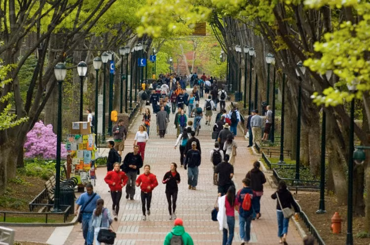 Penn là một thành viên của Ivy League với thế mạnh về các ngành: Khoa học cơ bản, Nhân chủng học, Luật học, Y dược, Giáo dục học, Kỹ thuật và Kinh doanh. 9 người ký tên Tuyên ngôn Độc lập Hoa Kỳ và 11 người ký vào Hiến pháp Hoa Kỳ có liên hệ với viện đại học này. (Ảnh: Khuôn viên Trường đại học Pennsylvania, Mỹ.) Penn là một thành viên của Ivy League với thế mạnh về các ngành: Khoa học cơ bản, Nhân chủng học, Luật học, Y dược, Giáo dục học, Kỹ thuật và Kinh doanh. 9 người ký tên Tuyên ngôn Độc lập Hoa Kỳ và 11 người ký vào Hiến pháp Hoa Kỳ có liên hệ với viện đại học này. (Ảnh: Khuôn viên Trường đại học Pennsylvania, Mỹ.)