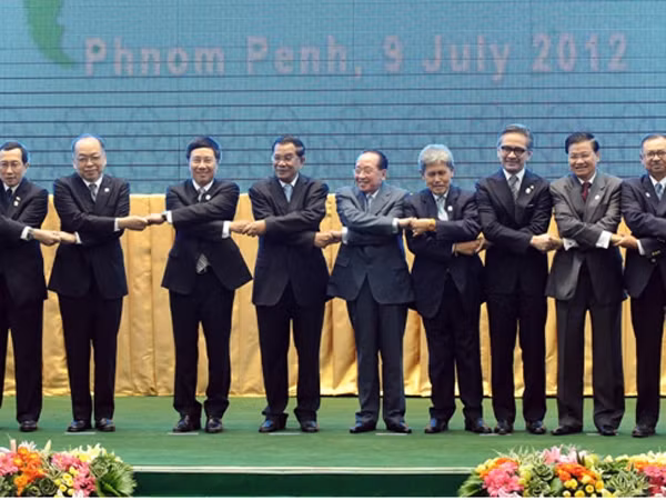 Các bộ trưởng Ngoại giao ASEAN “quyết tâm tăng cường tham vấn trong ASEAN nhằm thúc đẩy những nguyên tắc nói trên, nhất quán với Hiệp ước Hữu nghị và Hợp tác ở Đông Nam Á (1976) và Hiến chương ASEAN (2008).”