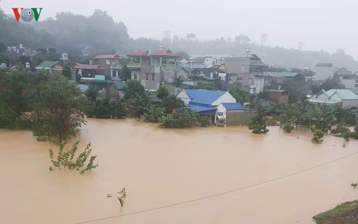 Bộ trưởng Nhạ yêu cầu đảm bảo cho học sinh vùng mưa lũ ảnh 2