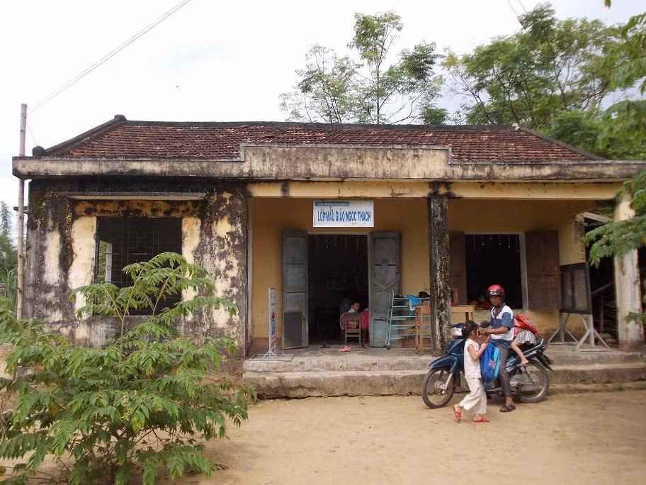 Lớp học mần non ở thôn Ngọc Thạch đã xuống cấp trầm trọng Lớp học mần non ở thôn Ngọc Thạch đã xuống cấp trầm trọng