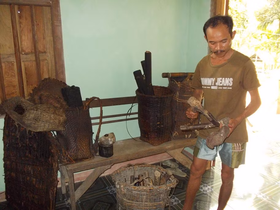 Hai chiếc búa tự chế của cha con người rừng Hai chiếc búa tự chế của cha con người rừng