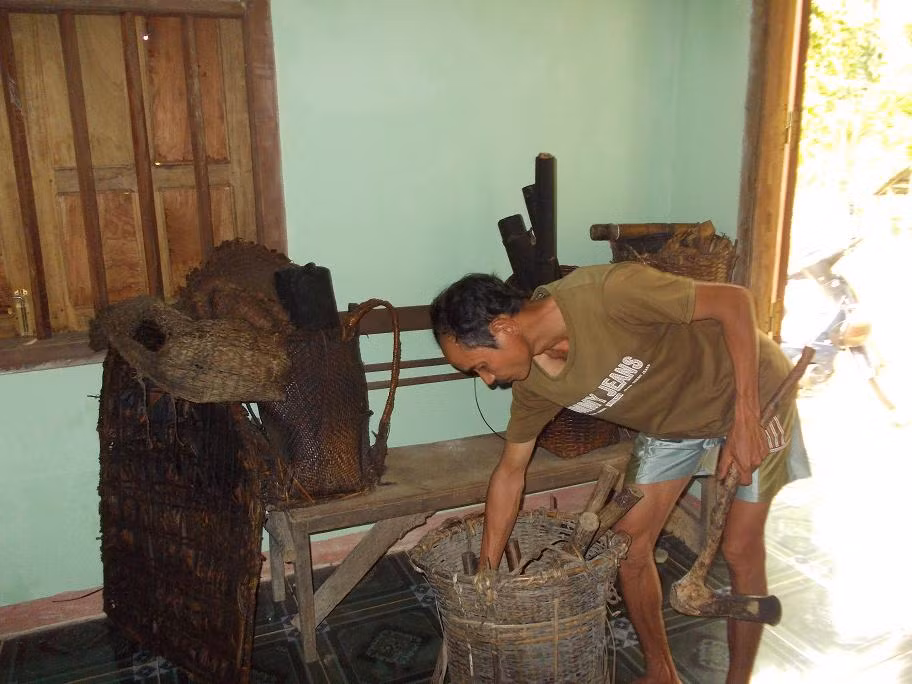 Chiếc búa tự tạo của cha con người rừng Chiếc búa tự tạo của cha con người rừng