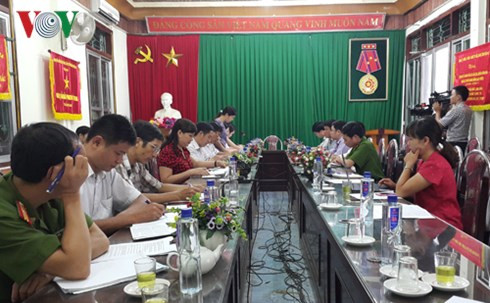 Ngày 20/8, Đoàn liên ngành đã làm việc với lãnh đạo huyện Sông Mã, đi kiểm tra thực tế tại xã Chiềng Khương và yêu cầu tất cả các hộ dân dừng ngay việc khai thác cát trái phép trên dòng Sông Mã. Ảnh: VOV Ngày 20/8, Đoàn liên ngành đã làm việc với lãnh đạo huyện Sông Mã, đi kiểm tra thực tế tại xã Chiềng Khương và yêu cầu tất cả các hộ dân dừng ngay việc khai thác cát trái phép trên dòng Sông Mã. Ảnh: VOV