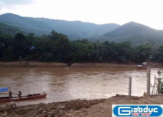 Hai bên bờ sông có hiện tượng xói mòn, lở đất, còn dưới dòng sông thì hàng chục tàu hút cát vẫn gầm rú ngày đêm. Ảnh Duy Phong.