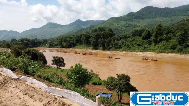 hàng chục tàu hút cát trái phép nối đuôi nhau ở huyện Sông Mã. Ảnh Duy Phong