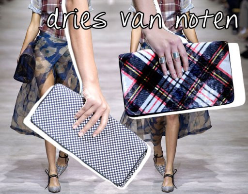 Những chiếc clutch in họa tiết kẻ đầy thanh lịch.