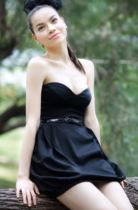 Phong cách gợi cảm, hiện đại Tuy là một ca sĩ thành đạt, giàu có, nhưng trang phục của Hồ Ngọc Hà không phải lúc nào cũng hàng hiệu. Nhiều món đồ của cô là các mặt hàng bình dân. Tuy nhiên, Hà Hồ được coi như một biểu tượng thời trang nhờ biết tạo ra những phong cách nhất định cho mình. Sự gợi cảm hiện đại là yếu tố không thể thiếu với một ca sĩ thời thượng như Hà. Phong cách gợi cảm, hiện đại Tuy là một ca sĩ thành đạt, giàu có, nhưng trang phục của Hồ Ngọc Hà không phải lúc nào cũng hàng hiệu. Nhiều món đồ của cô là các mặt hàng bình dân. Tuy nhiên, Hà Hồ được coi như một biểu tượng thời trang nhờ biết tạo ra những phong cách nhất định cho mình. Sự gợi cảm hiện đại là yếu tố không thể thiếu với một ca sĩ thời thượng như Hà.