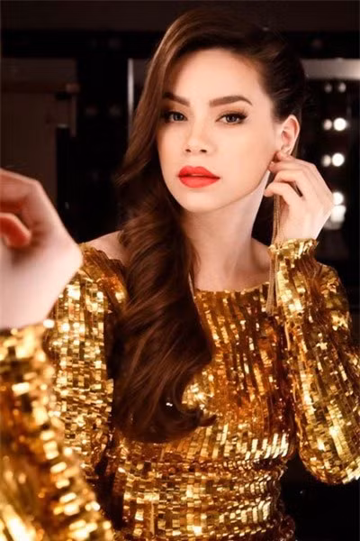 Hà Hồ nổi tiếng là một trong những nghệ sĩ có phong cách ăn mặc “thời thượng” nhất showbiz Việt vì thế không lạ gì khi Hà Hồ cũng bị sức quyến rũ của vàng mê hoặc. Trong 1 MV của Hà, người hâm mộ được “mắt tròn mắt dẹt” trước bộ váy dát vàng từ đầu tới chân của cô. Nhiều nguồn tin tiết lộ rằng có vô số điểm trên bộ váy được dát vàng 24k. Thế mới biết độ “chịu chơi” của bà mẹ một con này đến mức nào.