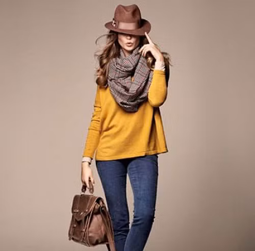 Tận dụng chiếc khăn để che bớt vòng 1 tương đối đẫy đà.