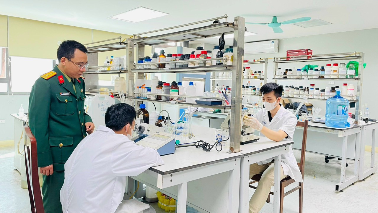 Phó Giáo sư Vũ Bình Dương hướng dẫn các Nghiên cứu sinh làm luận án (Ảnh: MD) Phó Giáo sư Vũ Bình Dương hướng dẫn các Nghiên cứu sinh làm luận án (Ảnh: MD)