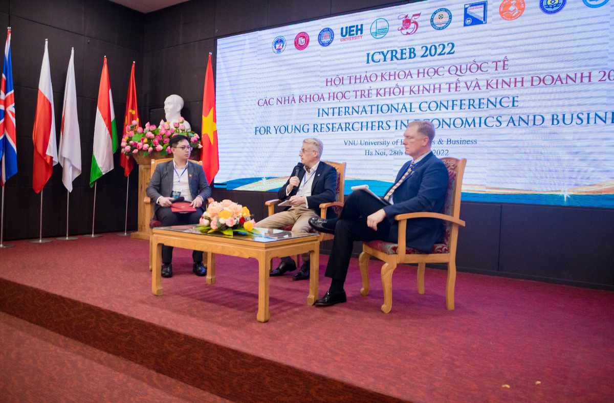 Phiên thảo luận (ảnh: UEB)