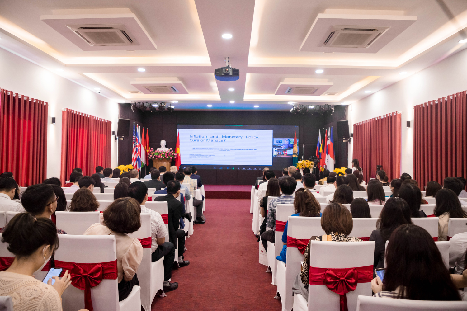 Toàn cảnh hội thảo ICYREB 2022 (ảnh: UEB)