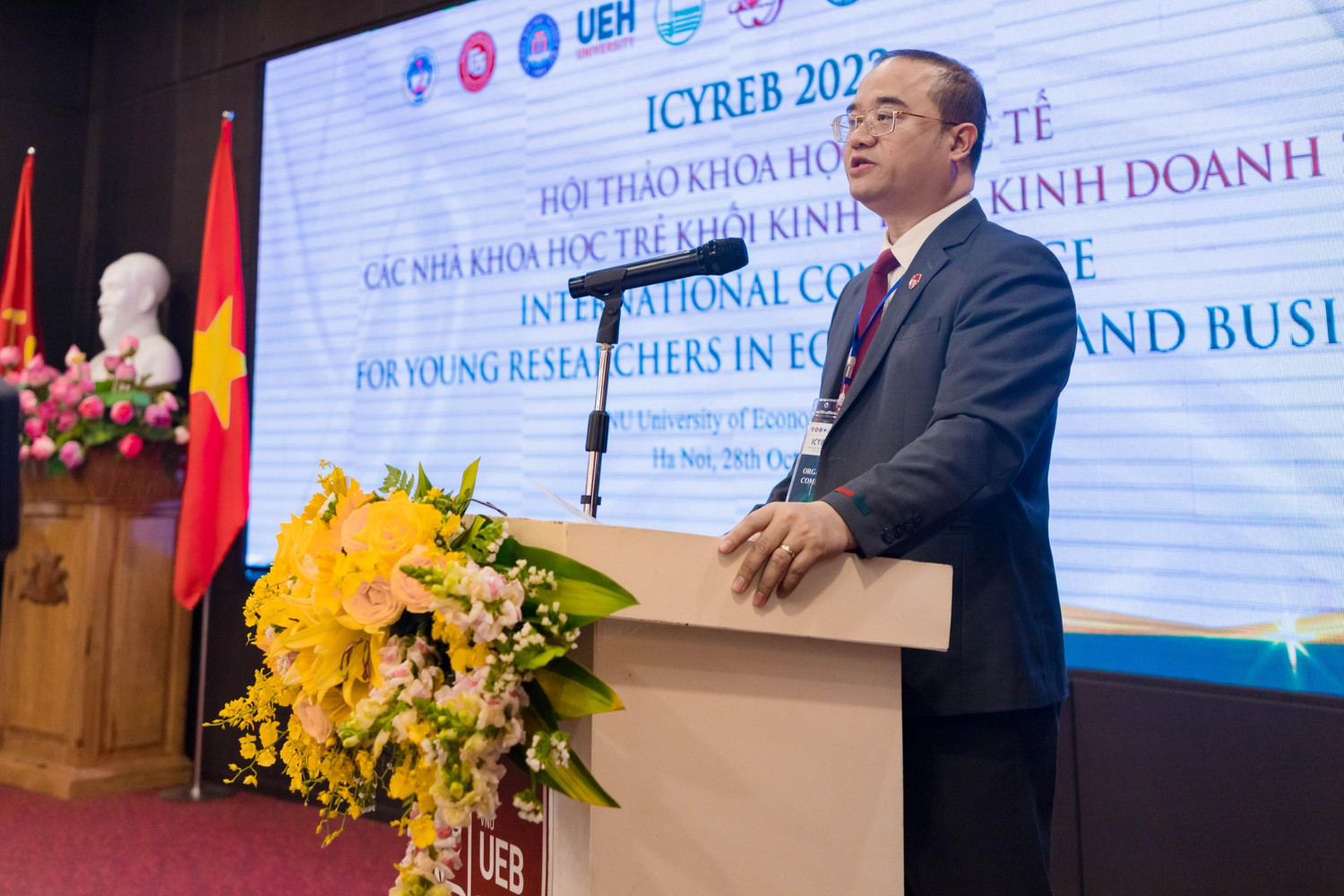 Phó giáo sư, Tiến sĩ Nguyễn Trúc Lê – Bí thư Đảng uỷ, Chủ tịch Hội đồng trường, Trường Đại học Kinh tế - Đại học Quốc gia Hà Nội phát biểu tại hội thảo ICYREB 2022 (ảnh: UEB)