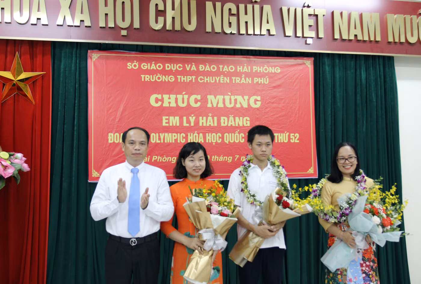 Cô giáo Nguyễn Thị Thanh Thúy cùng em Lý Hải Đăng nhận hoa từ Giám đốc sở Giáo dục và Đào tạo Hải Phòng khi đạt huy chương Vàng Olympic Hóa học quốc tế 2020 (ảnh: Lã Tiến)