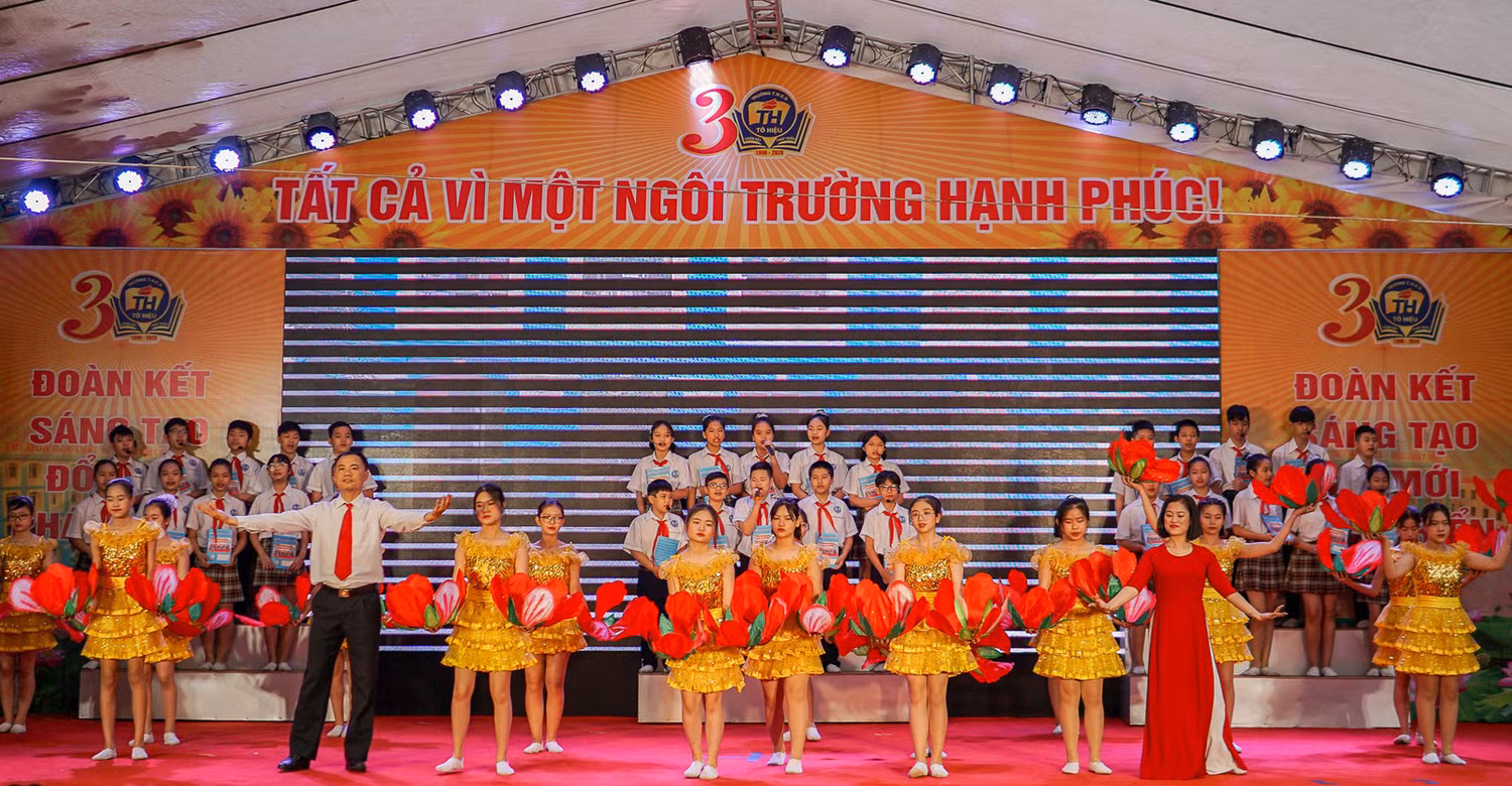 Các tiết mục văn nghệ do giáo viên và học sinh nhà trường biểu diễn (Ảnh: LH)