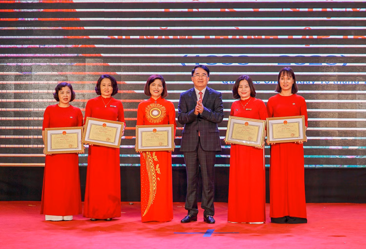 Ông Lê Khắc Nam, Phó chủ tịch Ủy ban nhân dân thành phố Hải Phòng trao bằng khen của Ủy ban nhân dân thành phố tặng các nhà giáo có thành tích xuất sắc (Ảnh: LH)