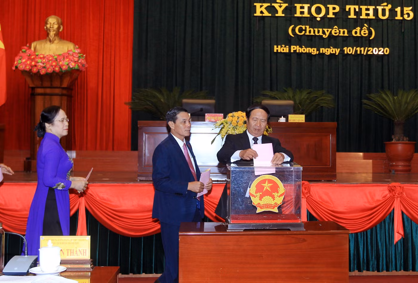Các đại biểu bỏ phiếu bầu bổ sung chức danh Phó chủ tịch Ủy ban nhân dân thành phố Hải Phòng (Ảnh: CTV)