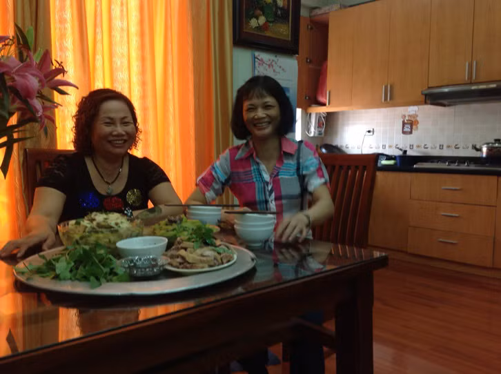 "Đây là một món ăn đơn giản, lại không cần phải quá khéo tay mà bạn vẫn có thể đãi cả nhà một bữa ăn ngon, thích hợp cho tiết thu mát mẻ. Ngan chọn con dày mình, không già quá và cũng không non quá. Rửa sạch, chặt miếng vuông bằng bao diêm. Ướp kỹ với mắm, muối, hành củ và một nhánh gừng băm nhỏ. Măng nứa chọn những cái non và còn nguyên, không dập nát, rửa sạch, luộc một nước cho bớt chua, sau đó cắt khúc 4 cm. Nấm hương rửa sạch, cho vào bát ngâm nở. Bắc nồi lên bếp, cho hành củ thái lát vào phi thơm, đổ thịt ngan đã ướp kỹ vào xào đến khi miếng thịt săn lại thì cho tiếp măng nứa vào xào lẫn. Để một lúc cho măng ngấm đều gia vị thì đổ nước xăm xắp. Vặn nhỏ lửa đun trong khoảng 20 phút thì cho nấm hương vào. Có thể tận dụng nước ngâm nấm hương để đổ vào, sẽ càng tăng thêm mùi thơm cho nồi canh. Trước khi bắc xuống, rắc hành lá, mùi tàu thái nhỏ lên trên. Múc canh ra bát và ăn nóng. Thịt ngan mềm, không dai, măng ngấm đủ gia vị, ngọt mát, nước canh thơm mùi nấm, vị vừa miệng đậm đà tinh chất Umami. Món canh măng ngan có thể ăn cùng cơm nhưng ăn với bún là hợp nhất"