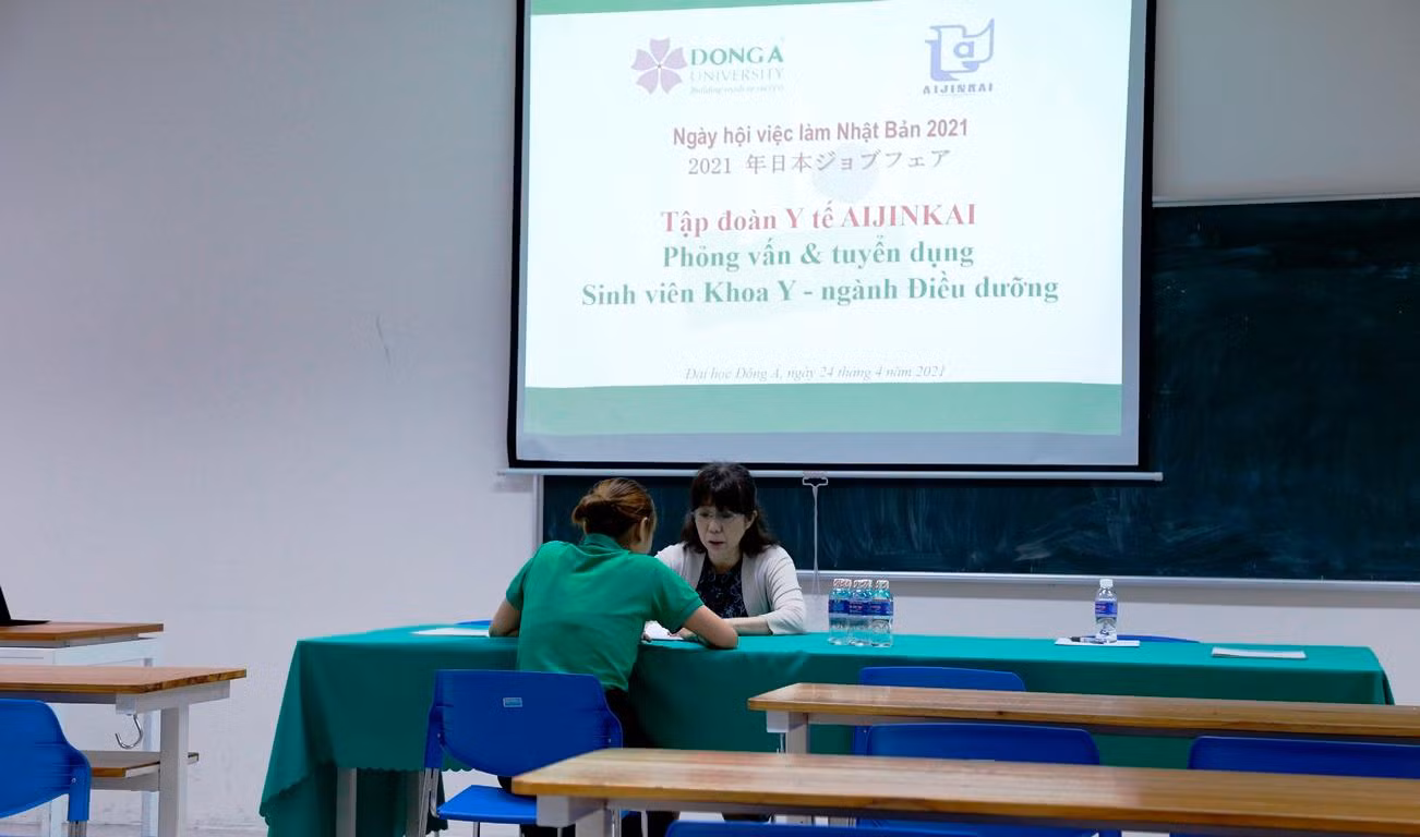 Nhiều sinh viên được phỏng vấn, tuyển dụng trong ngày hội việc làm Nhật Bản 2021. Ảnh: AN