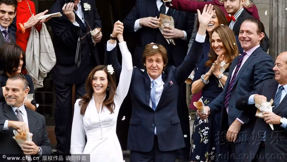 Đông đảo fan hâm mộ và bạn bè đã đến chúc mừng hạnh phúc của Paul McCartney