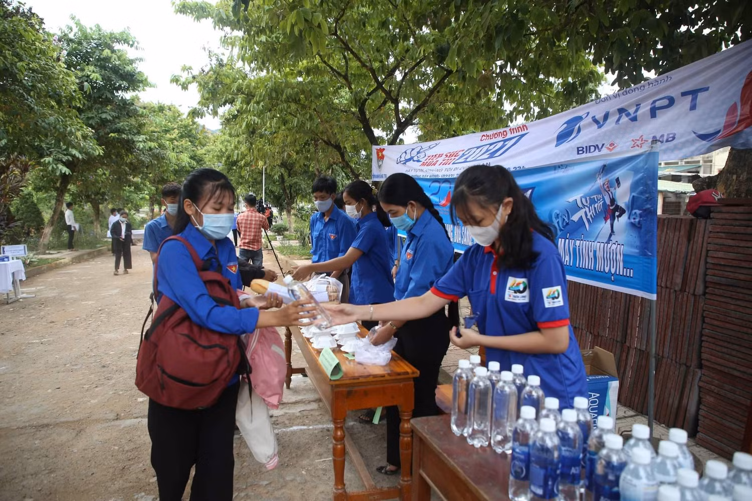 đến suất cơm miễn phí. đến suất cơm miễn phí.