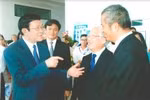Thành công của Trường Đại học Tôn Đức Thắng hôm nay ngoài sự nỗ lực hết mình của tập thể lãnh đạo, giảng viên, nhân viên Nhà trường còn có đóng góp to lớn của Liên đoàn Lao động thành phố Hồ Chí Minh và cá nhân nguyên Chủ tịch Tổng liên đoàn, ông Đặng Ngọc Tùng (ngoài cùng bên phải), ảnh minh họa, nguồn: tdtu.edu.vn.