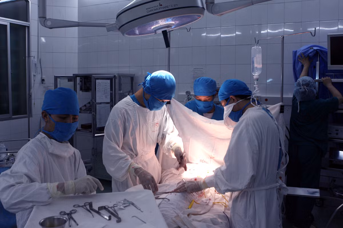 Mỗi người dân sẽ có một mã định danh y tế duy nhất và tồn tại suốt đời định kỳ đồng bộ dữ liệu với cơ sở dữ liệu hộ gia đình tham gia bảo hiểm xã hội của Bảo hiểm xã hội Việt Nam. Ảnh: Tùng Dương.