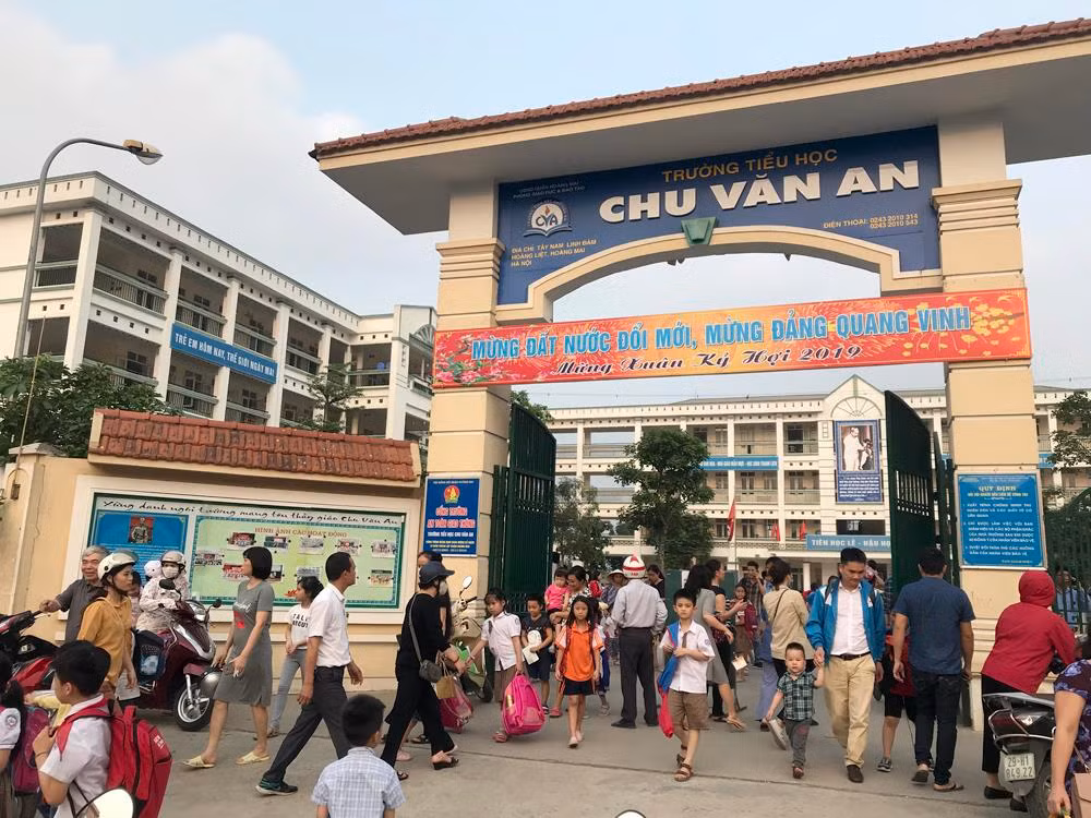 "Công ty Halo Foods Việt Nam, cam kết là thịt gà được sản xuất trong ngày, nguồn gà của Công ty cổ phần chăn nuôi CP Việt Nam”. Ảnh: Tùng Dương.