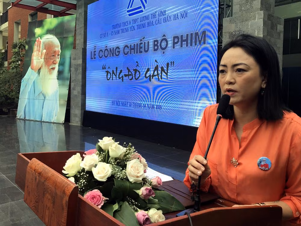 Cô Văn Thùy Dương - Phó hiệu trưởng Trường Trung học phổ thông Lương Thế Vinh nói lời khai mạc buổi chiếu phim tại trường. Ảnh: Tùng Dương.