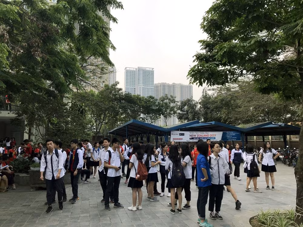 Các em học sinh Trường Trung học phổ thông Lương Thế Vinh đến trường từ rất sớm khi biết hôm nay sẽ công chiếu bộ phim "Ông Đồ gàn". Ảnh: Tùng Dương.