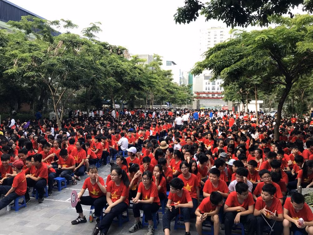 Các em học sinh Trường Trung học phổ thông Lương Thế Vinh ổn định chỗ ngồi tại sân trường. Ảnh: Tùng Dương.