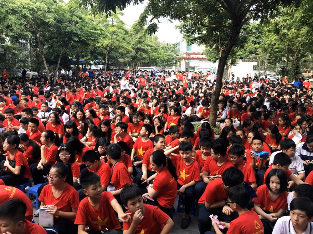 Gần 2.000 em học sinh Trường Trung học phổ thông Lương Thế Vinh trong buổi xem phim "Ông Đồ gàn". Ảnh: Tùng Dương.