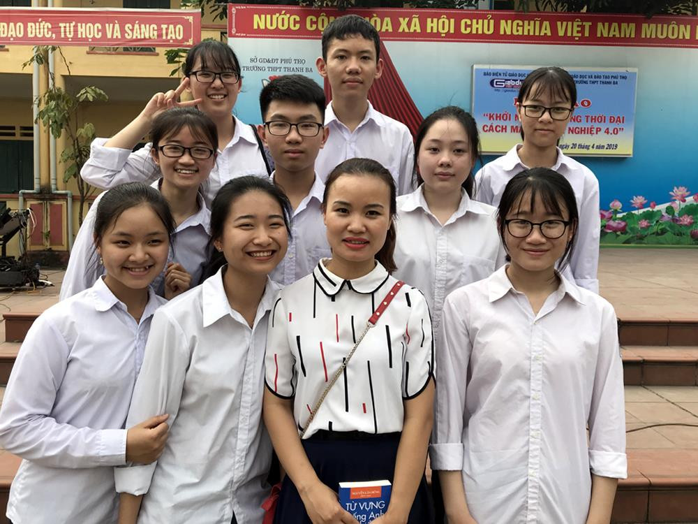 Cô Bùi Thị Thu Hằng - giáo viên dạy môn tiếng Anh và các em học sinh của Trường Trung học phổ thông Thanh Ba (huyện Thanh Ba, tỉnh Phú Thọ). Ảnh Tùng Dương. Cô Bùi Thị Thu Hằng - giáo viên dạy môn tiếng Anh và các em học sinh của Trường Trung học phổ thông Thanh Ba (huyện Thanh Ba, tỉnh Phú Thọ). Ảnh Tùng Dương.