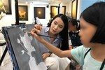 Cô Lương Giang, họa sĩ tài ba luôn dành tình yêu thương cho trẻ tự kỷ