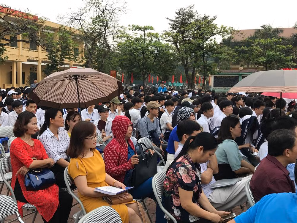 Các giáo viên tham dự Hội thảo tại Trường Trung học phổ thông Thanh Ba. Ảnh: Tùng Dương. Các giáo viên tham dự Hội thảo tại Trường Trung học phổ thông Thanh Ba. Ảnh: Tùng Dương.