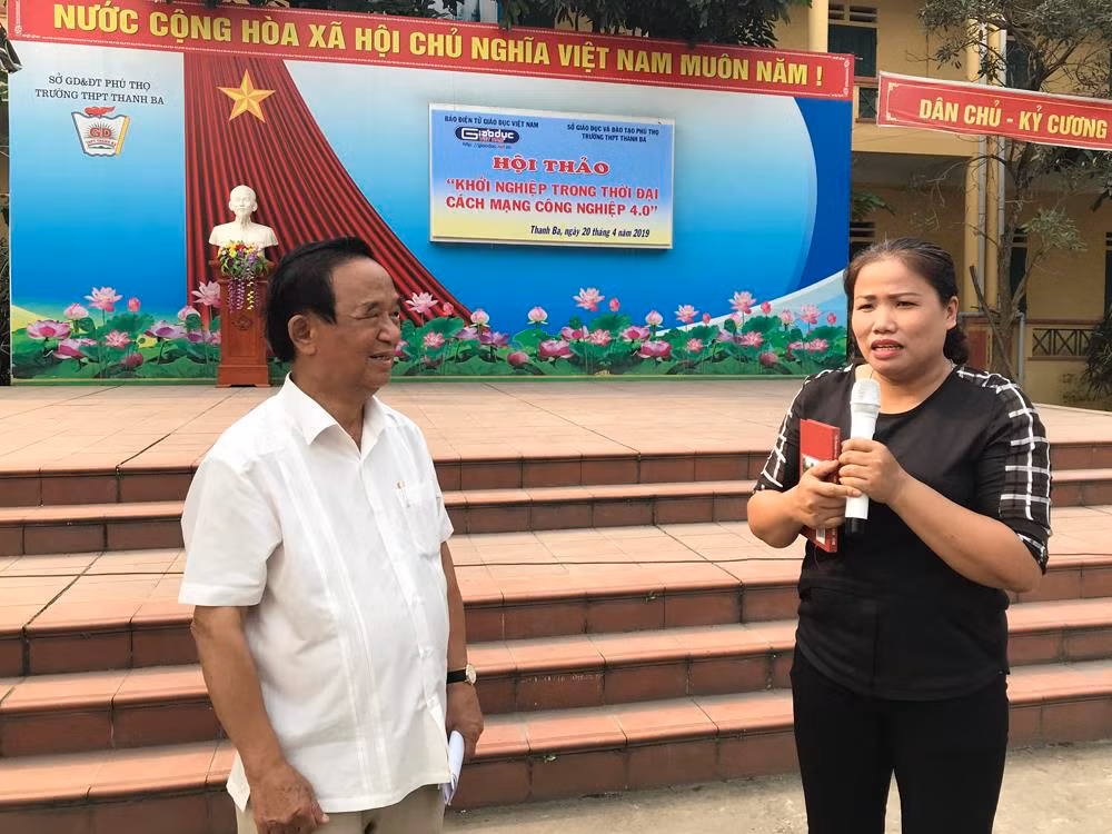 Giáo sư, Nhà giáo nhân dân Nguyễn Lân Dũng tặng sách dạy môn Lịch sử cho cô giáo Đào Bích Hường. Ảnh: Tùng Dương. Giáo sư, Nhà giáo nhân dân Nguyễn Lân Dũng tặng sách dạy môn Lịch sử cho cô giáo Đào Bích Hường. Ảnh: Tùng Dương.