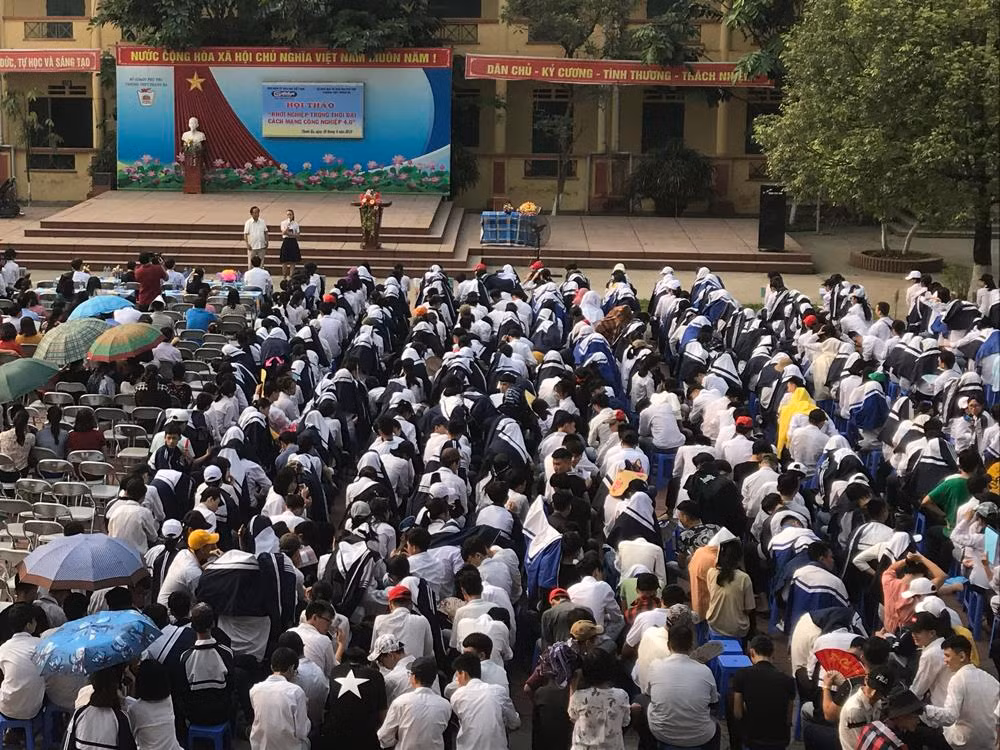 Mặc dù thời tiết khá nóng, nhưng các em học sinh vẫn chăm chú nghe Giáo sư nói chuyện. Ảnh: Tùng Dương. Mặc dù thời tiết khá nóng, nhưng các em học sinh vẫn chăm chú nghe Giáo sư nói chuyện. Ảnh: Tùng Dương.