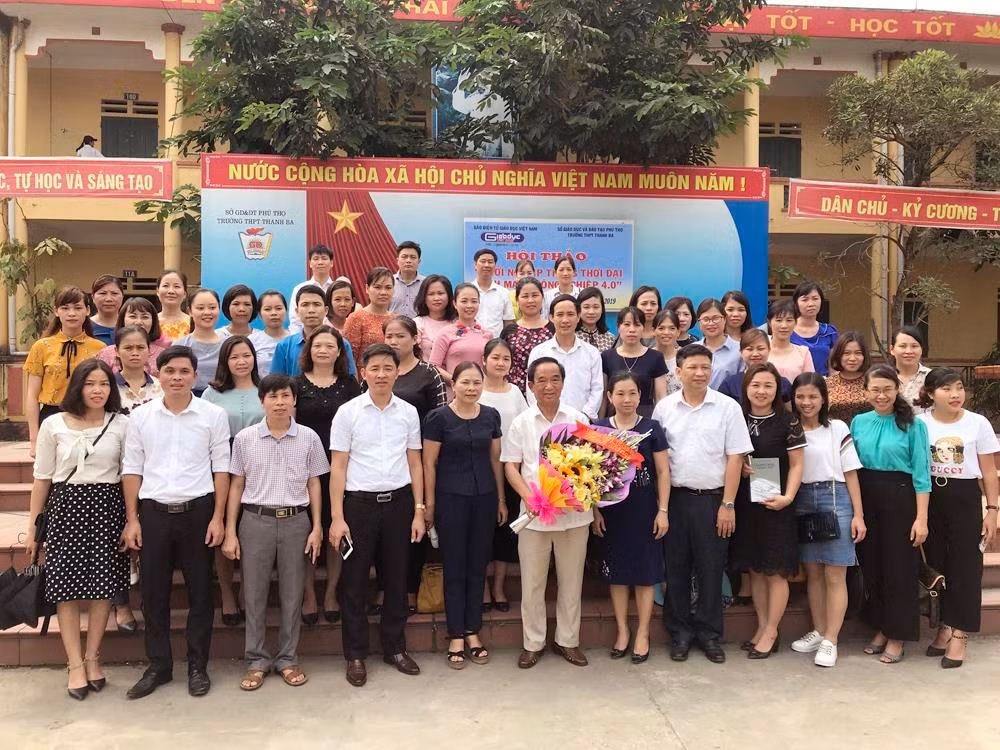 Tập thể các thầy cô giáo, Trường Trung học phổ thông Thanh Ba (Phú Thọ), chụp ảnh lưu niệm với Giáo sư Nguyễn Lân Dũng. Ảnh: Tùng Dương. Tập thể các thầy cô giáo, Trường Trung học phổ thông Thanh Ba (Phú Thọ), chụp ảnh lưu niệm với Giáo sư Nguyễn Lân Dũng. Ảnh: Tùng Dương.