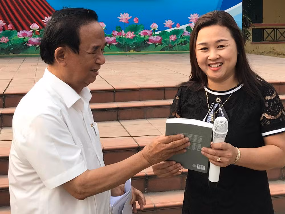 Giáo sư, Nhà giáo nhân dân Nguyễn Lân Dũng tặng sách dạy Văn học cho cô giáo Ngô Thanh Lan. Ảnh: Tùng Dương. Giáo sư, Nhà giáo nhân dân Nguyễn Lân Dũng tặng sách dạy Văn học cho cô giáo Ngô Thanh Lan. Ảnh: Tùng Dương.