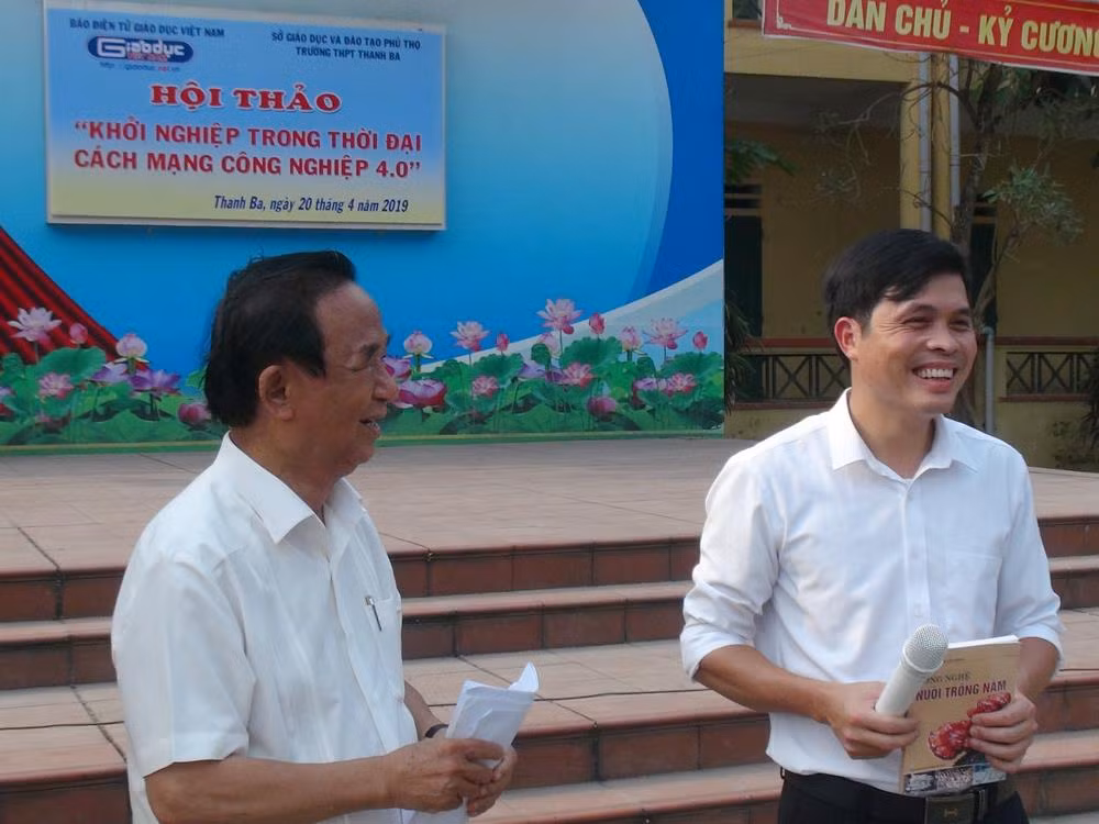 Giáo sư, Nhà giáo nhân dân Nguyễn Lân Dũng tặng sách dạy trồng nấm cho giáo viên Trường Trung học phổ thông Thanh Ba. Ảnh: Tùng Dương. Giáo sư, Nhà giáo nhân dân Nguyễn Lân Dũng tặng sách dạy trồng nấm cho giáo viên Trường Trung học phổ thông Thanh Ba. Ảnh: Tùng Dương.