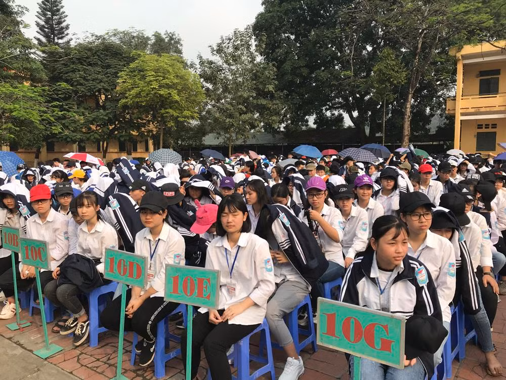 Trong gần 3 giờ đồng hồ, Giáo sư Nguyễn Lân Dũng đã giải truyền cảm hứng khởi nghiệp cho các em học sinh. Ảnh: Tùng Dương. Trong gần 3 giờ đồng hồ, Giáo sư Nguyễn Lân Dũng đã giải truyền cảm hứng khởi nghiệp cho các em học sinh. Ảnh: Tùng Dương.